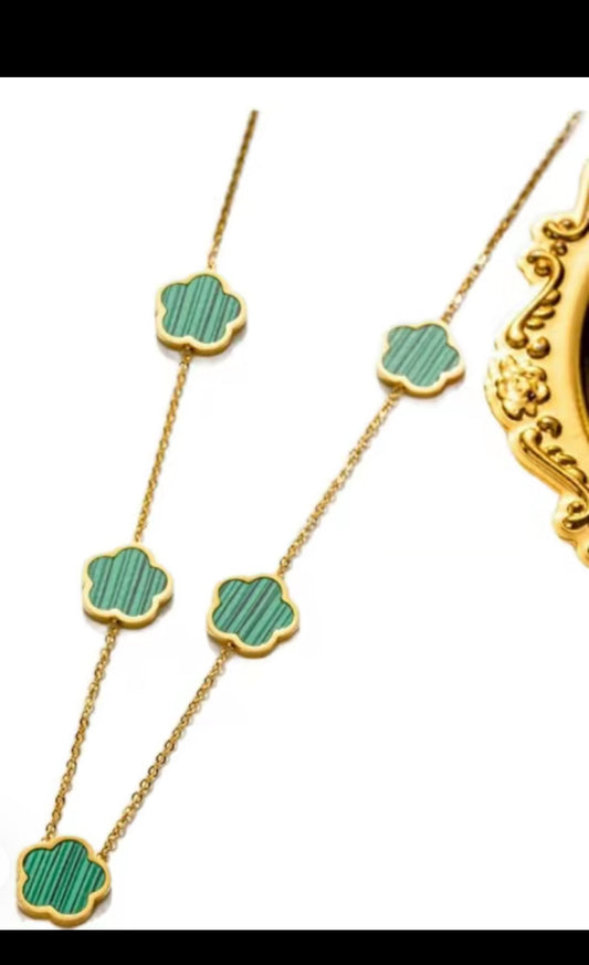 Elegant minimalist Set Flowers Necklace